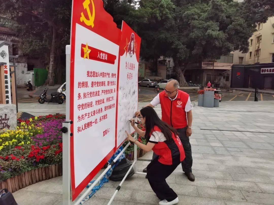 重庆八旬老人横穿小区篮球场被撞,物业:物业公司应担责